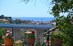 Villa tranquilla immersa nel verde a 2 Km dal mare